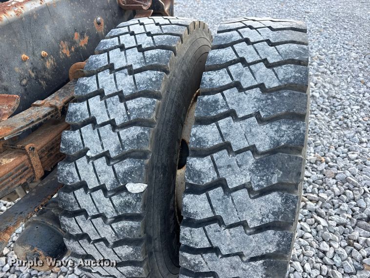 image for item EN0860 2011 International 7400 truck cab and chassis