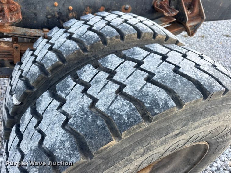 image for item EN0860 2011 International 7400 truck cab and chassis