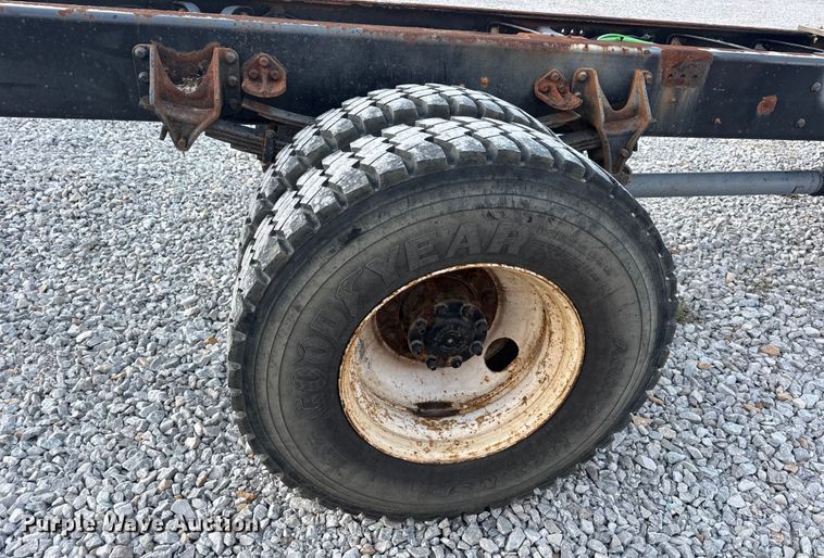 image for item EN0860 2011 International 7400 truck cab and chassis