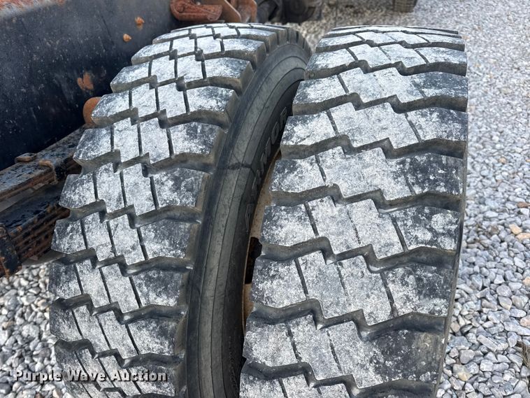 image for item EN0860 2011 International 7400 truck cab and chassis