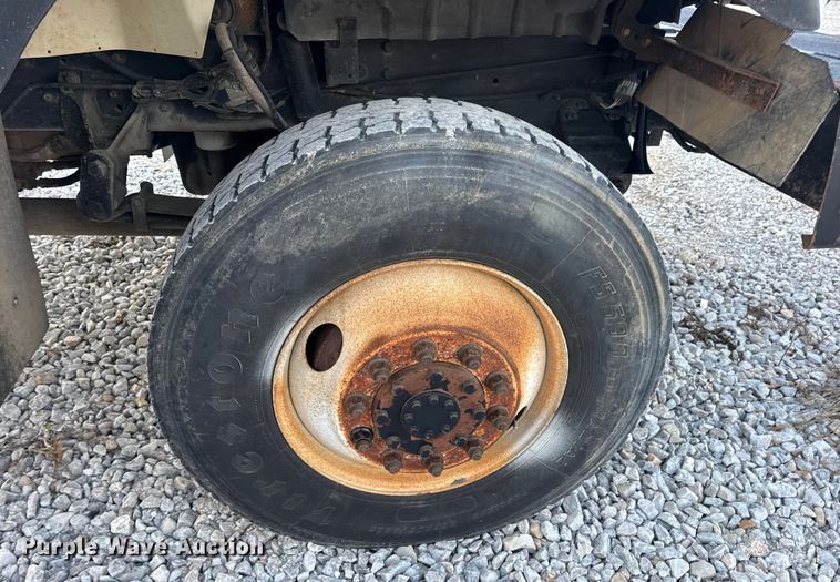 image for item EN0860 2011 International 7400 truck cab and chassis