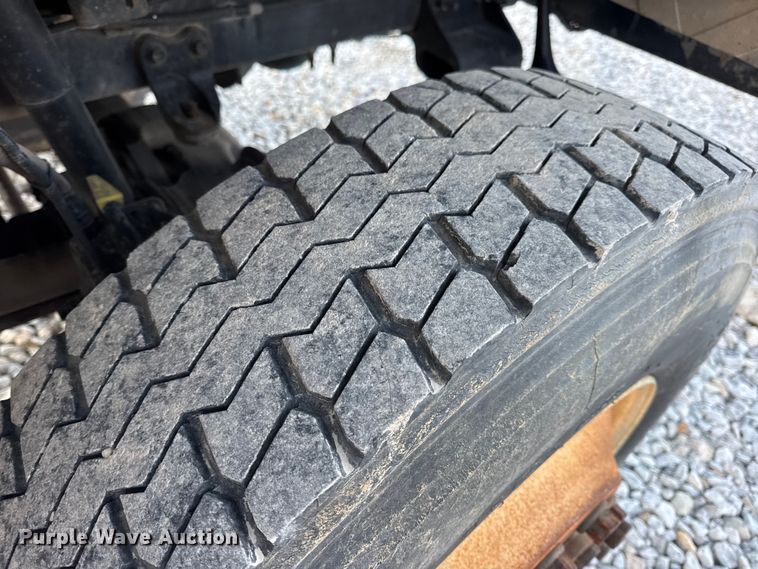 image for item EN0860 2011 International 7400 truck cab and chassis