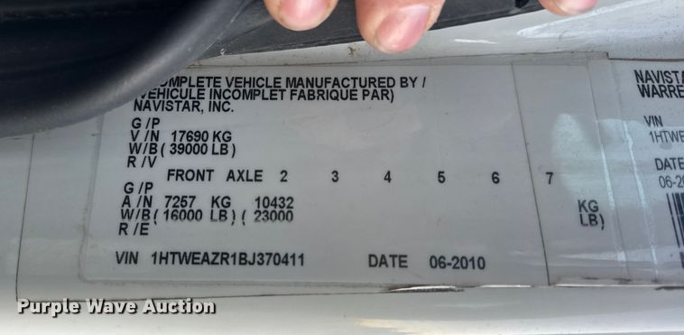 image for item EN0860 2011 International 7400 truck cab and chassis