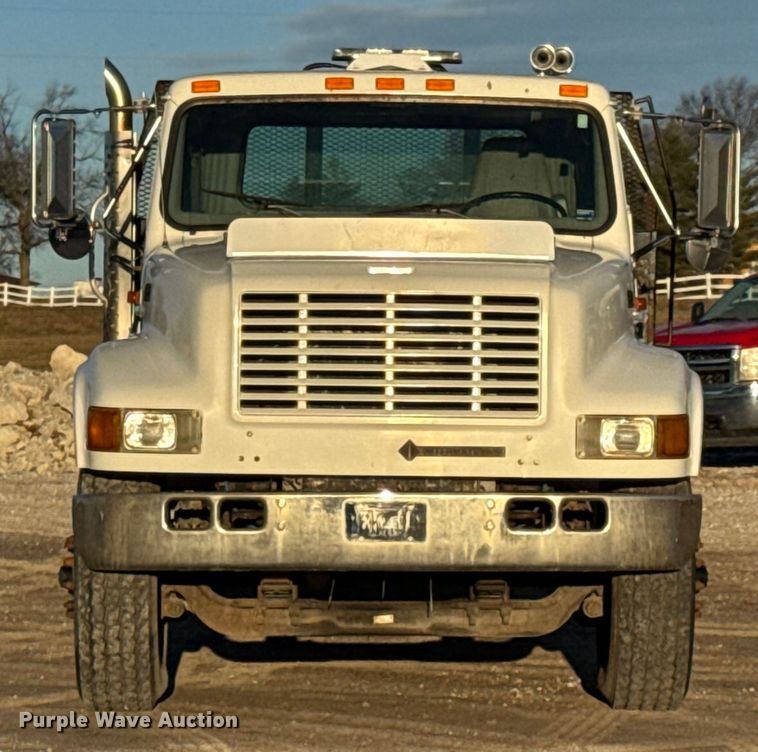 image for item EN0862 1998 International 4900 rollback truck