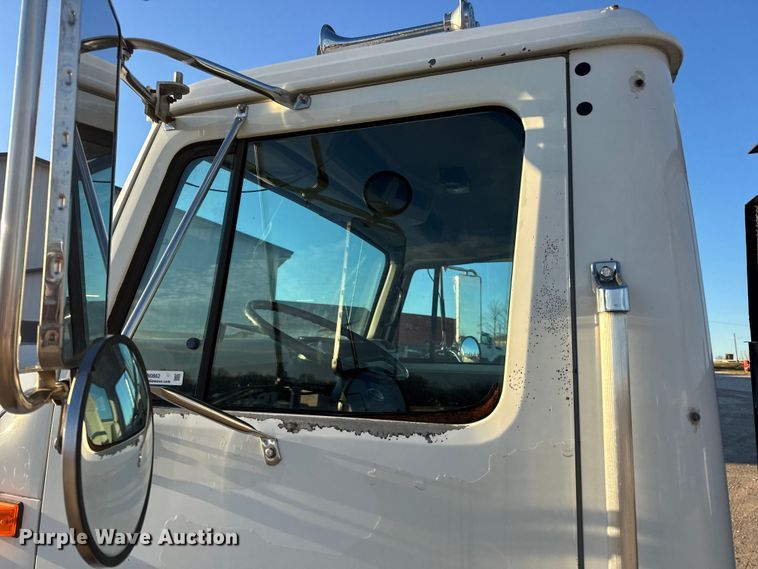 image for item EN0862 1998 International 4900 rollback truck