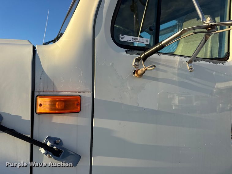 image for item EN0862 1998 International 4900 rollback truck