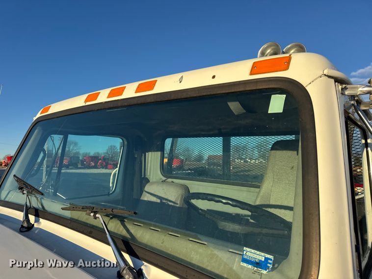 image for item EN0862 1998 International 4900 rollback truck