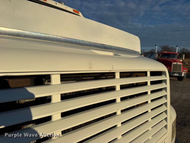 image for item EN0862 1998 International 4900 rollback truck