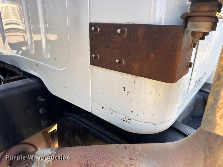 image for item EN0862 1998 International 4900 rollback truck