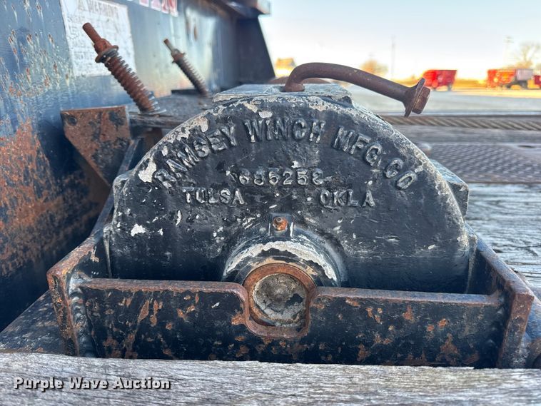 image for item EN0862 1998 International 4900 rollback truck