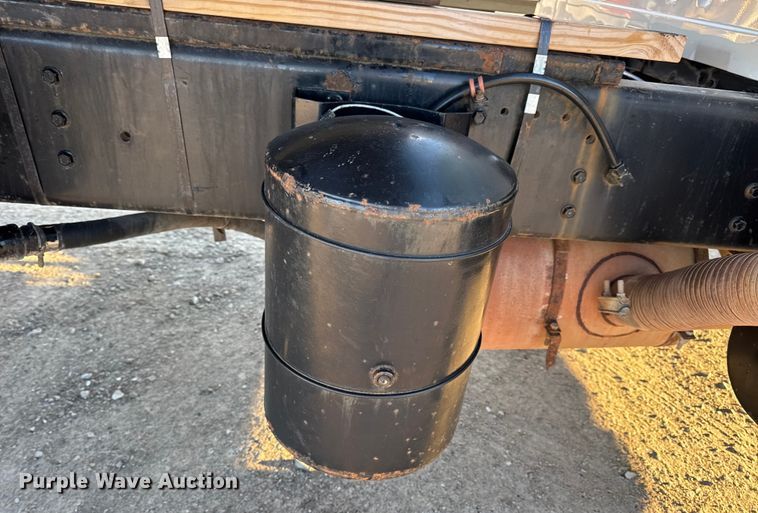 image for item EN0862 1998 International 4900 rollback truck