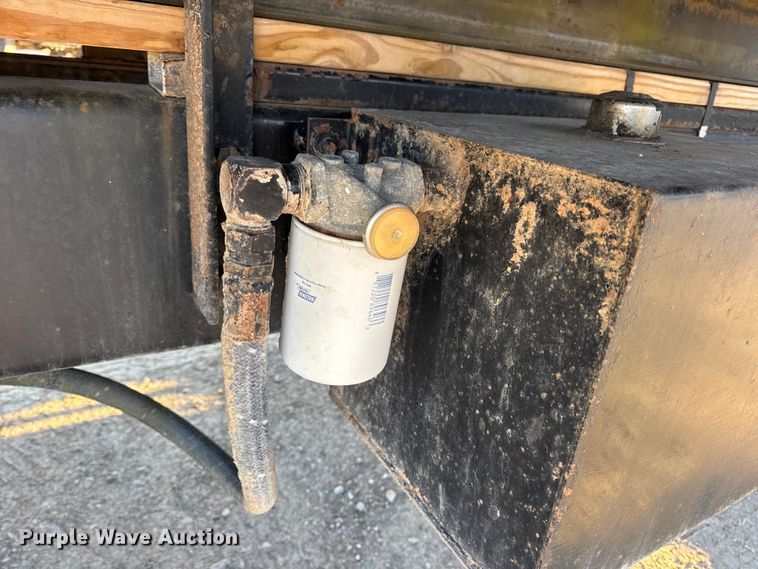 image for item EN0862 1998 International 4900 rollback truck