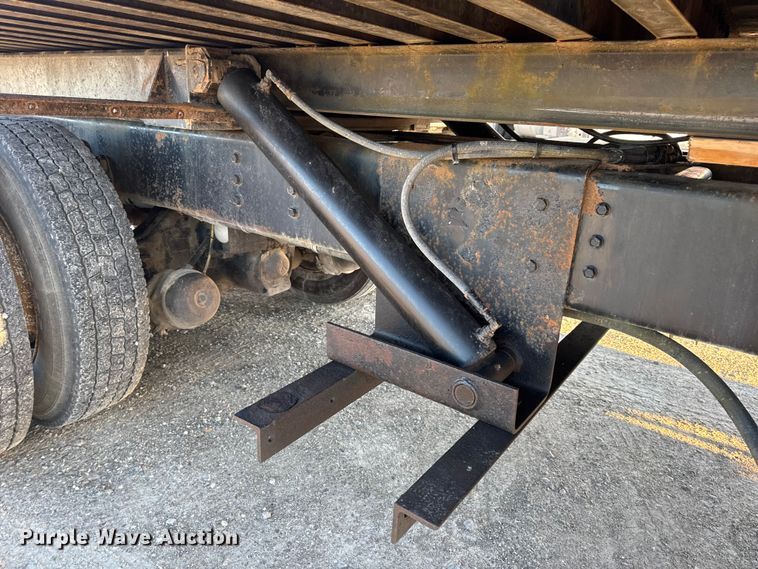 image for item EN0862 1998 International 4900 rollback truck