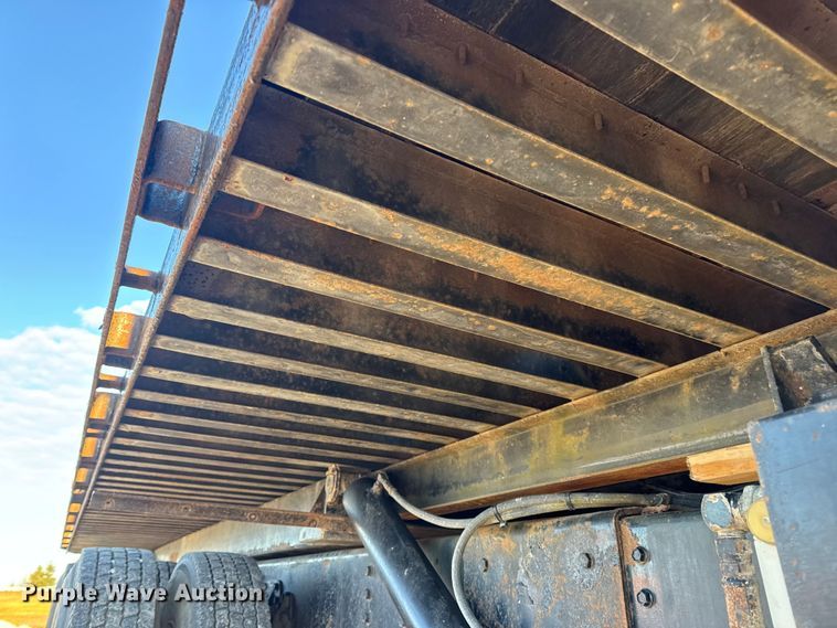 image for item EN0862 1998 International 4900 rollback truck