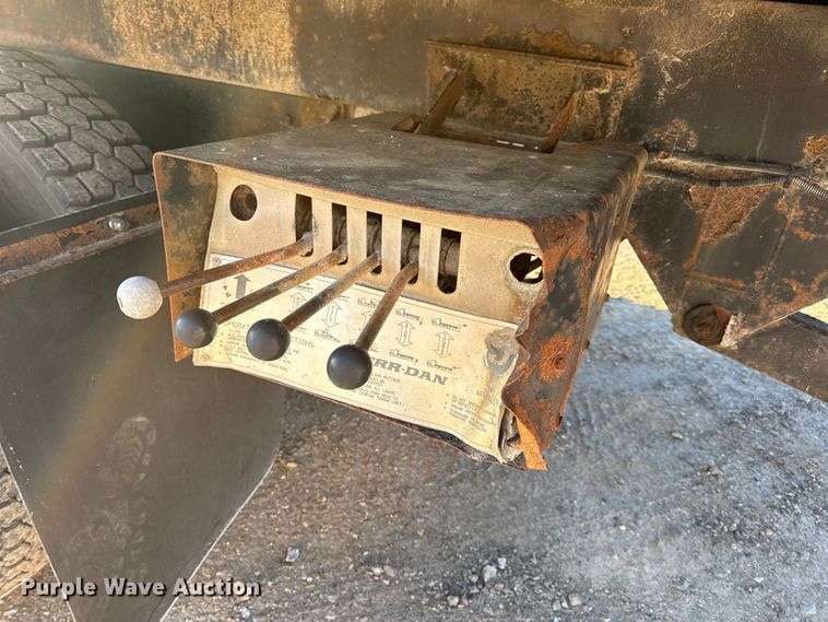 image for item EN0862 1998 International 4900 rollback truck