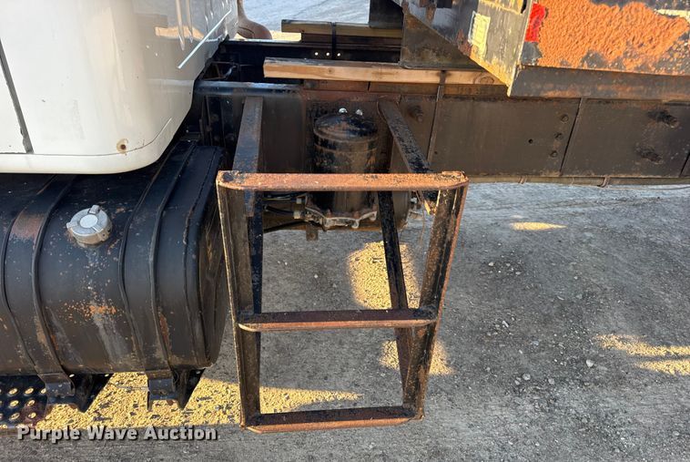 image for item EN0862 1998 International 4900 rollback truck