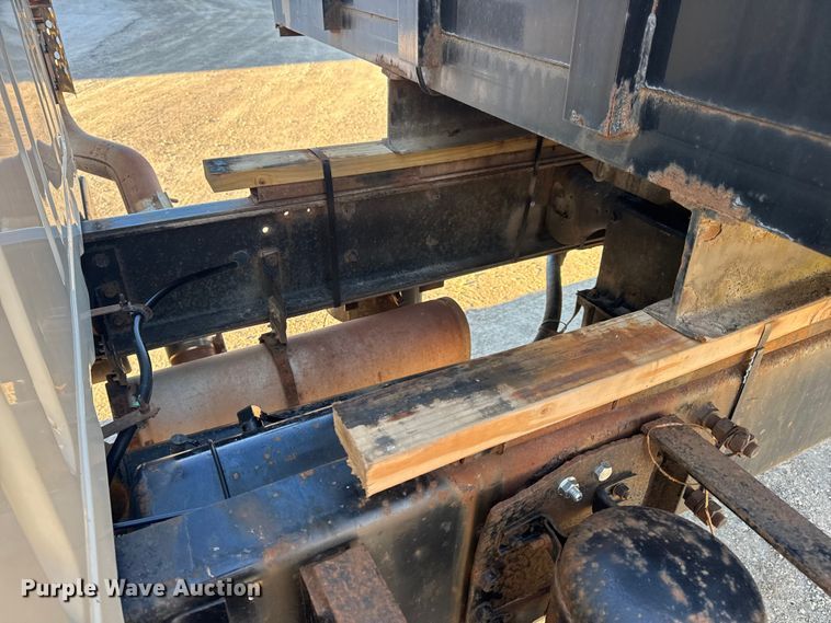 image for item EN0862 1998 International 4900 rollback truck