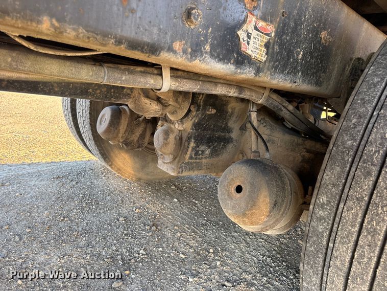 image for item EN0862 1998 International 4900 rollback truck