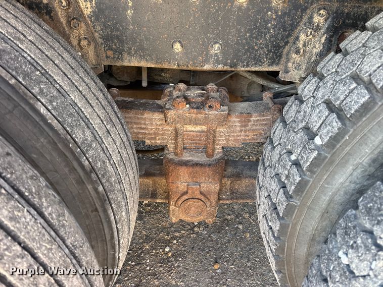 image for item EN0862 1998 International 4900 rollback truck