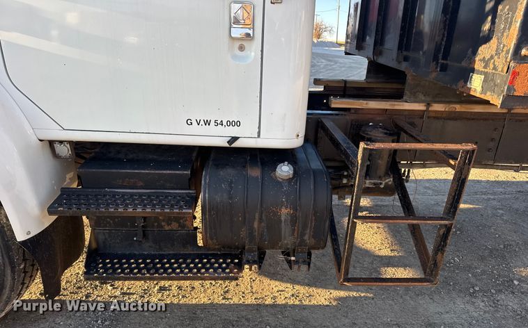 image for item EN0862 1998 International 4900 rollback truck