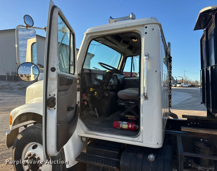 image for item EN0862 1998 International 4900 rollback truck