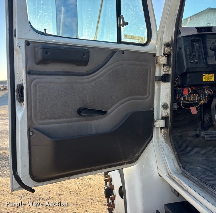 image for item EN0862 1998 International 4900 rollback truck