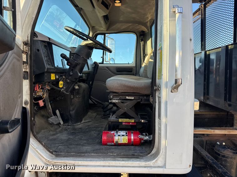 image for item EN0862 1998 International 4900 rollback truck