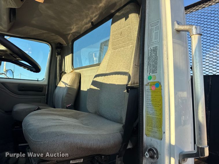 image for item EN0862 1998 International 4900 rollback truck