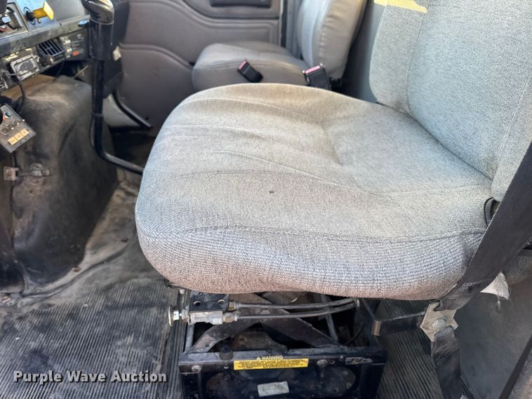 image for item EN0862 1998 International 4900 rollback truck