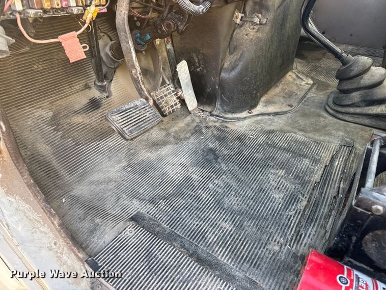 image for item EN0862 1998 International 4900 rollback truck