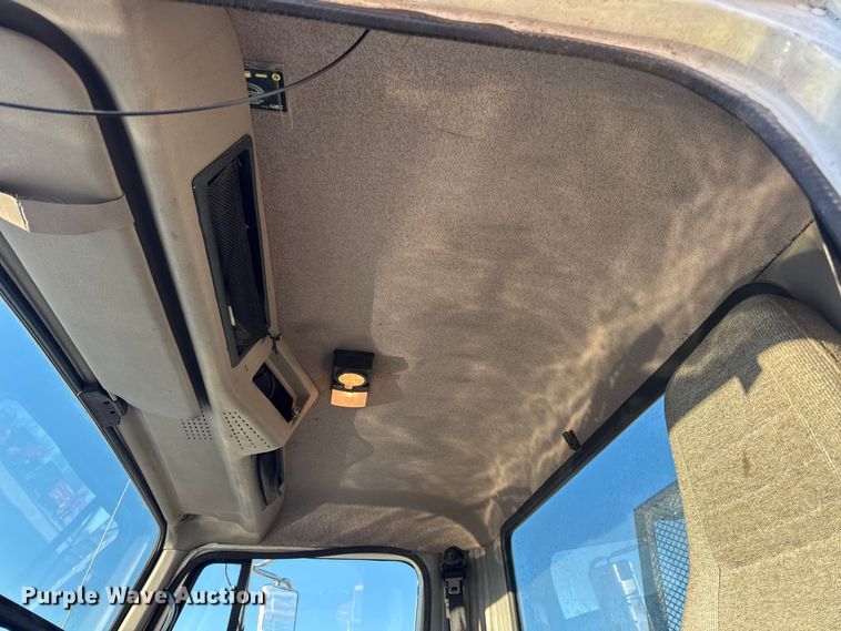 image for item EN0862 1998 International 4900 rollback truck