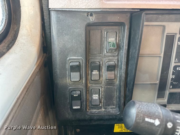 image for item EN0862 1998 International 4900 rollback truck