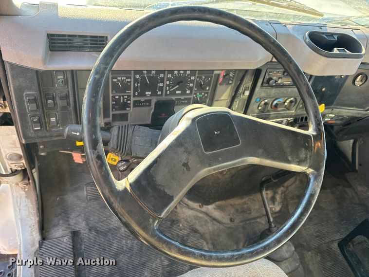 image for item EN0862 1998 International 4900 rollback truck