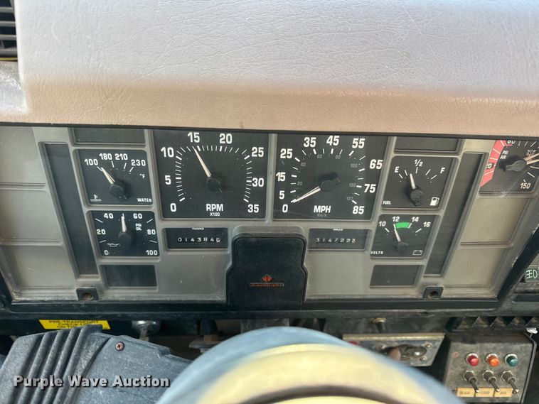 image for item EN0862 1998 International 4900 rollback truck