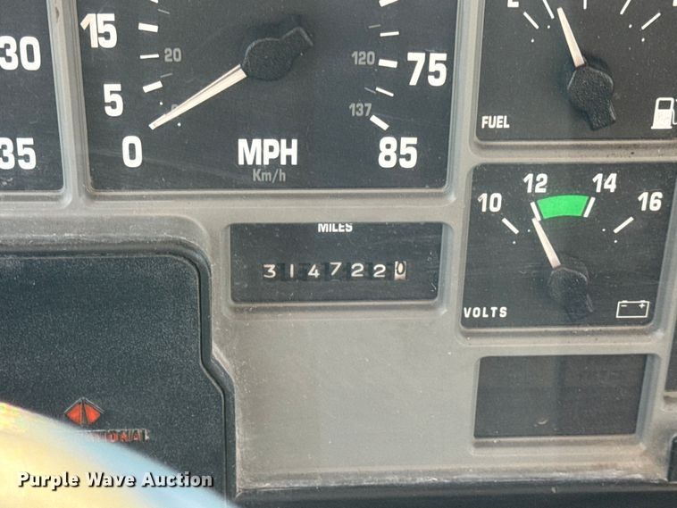 image for item EN0862 1998 International 4900 rollback truck