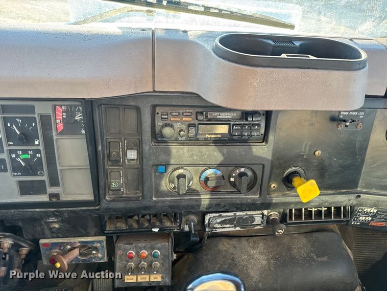 image for item EN0862 1998 International 4900 rollback truck