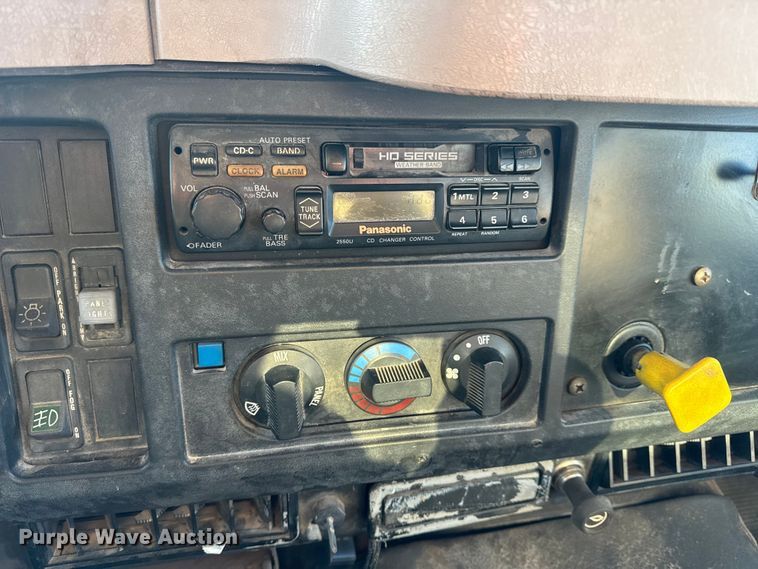 image for item EN0862 1998 International 4900 rollback truck