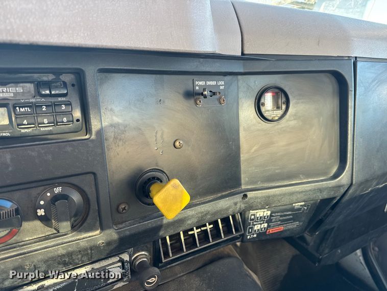 image for item EN0862 1998 International 4900 rollback truck