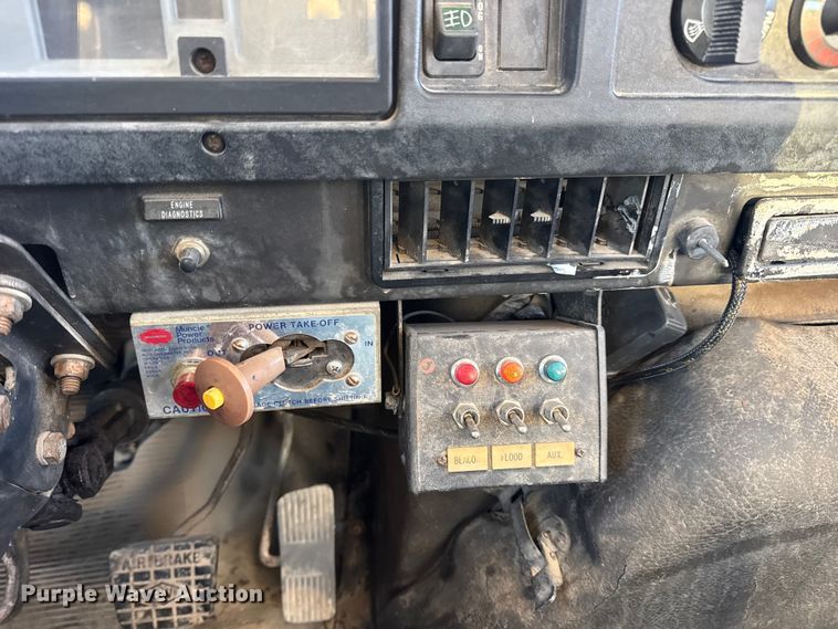 image for item EN0862 1998 International 4900 rollback truck