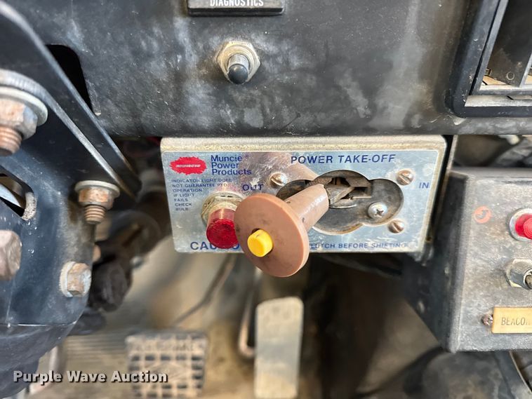 image for item EN0862 1998 International 4900 rollback truck