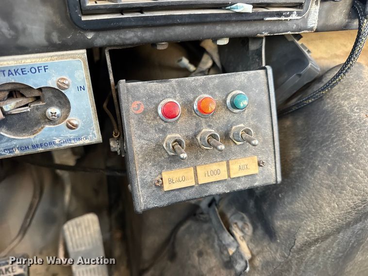 image for item EN0862 1998 International 4900 rollback truck