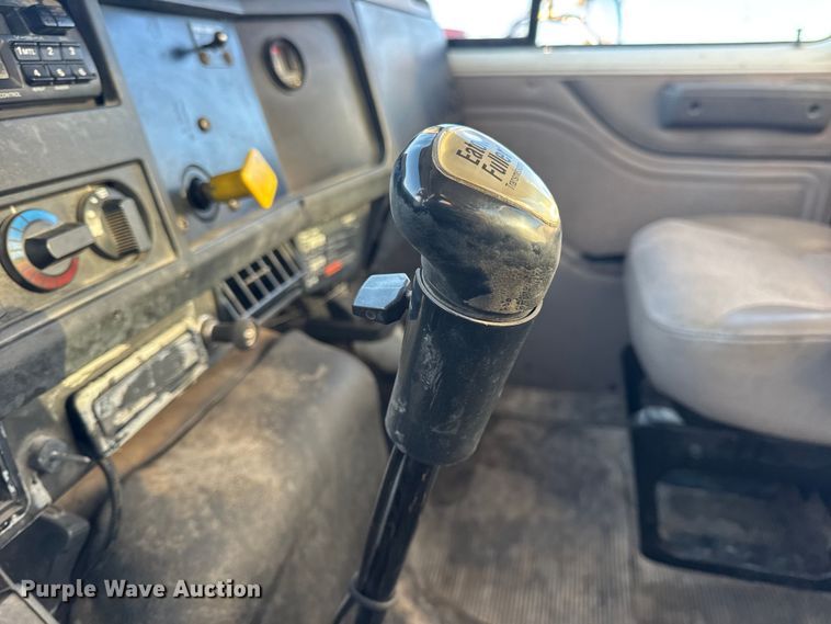 image for item EN0862 1998 International 4900 rollback truck