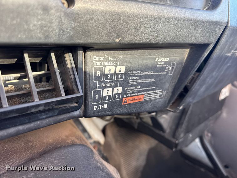 image for item EN0862 1998 International 4900 rollback truck