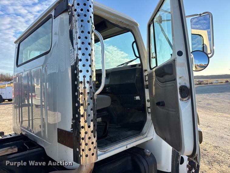 image for item EN0862 1998 International 4900 rollback truck