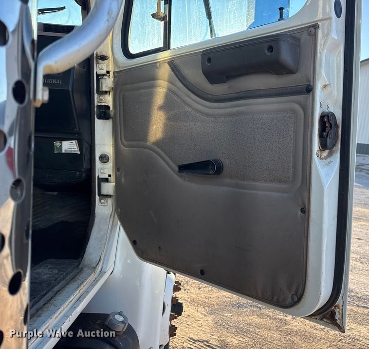 image for item EN0862 1998 International 4900 rollback truck