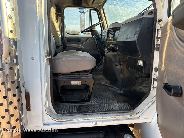 image for item EN0862 1998 International 4900 rollback truck