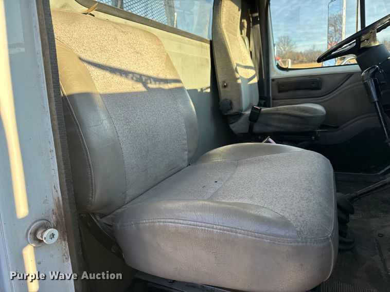 image for item EN0862 1998 International 4900 rollback truck