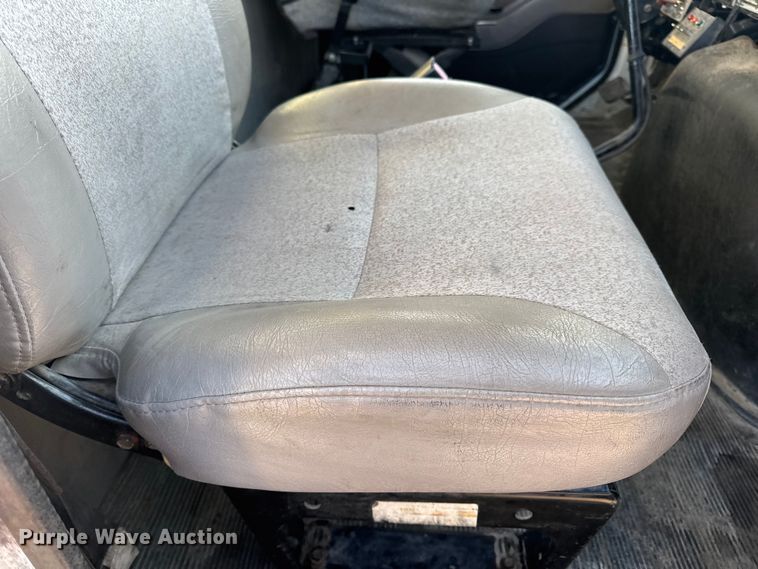 image for item EN0862 1998 International 4900 rollback truck