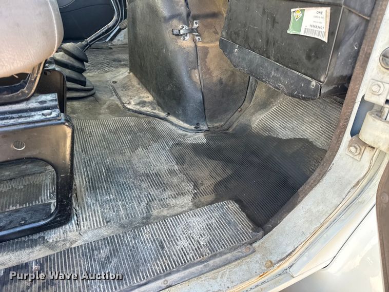 image for item EN0862 1998 International 4900 rollback truck