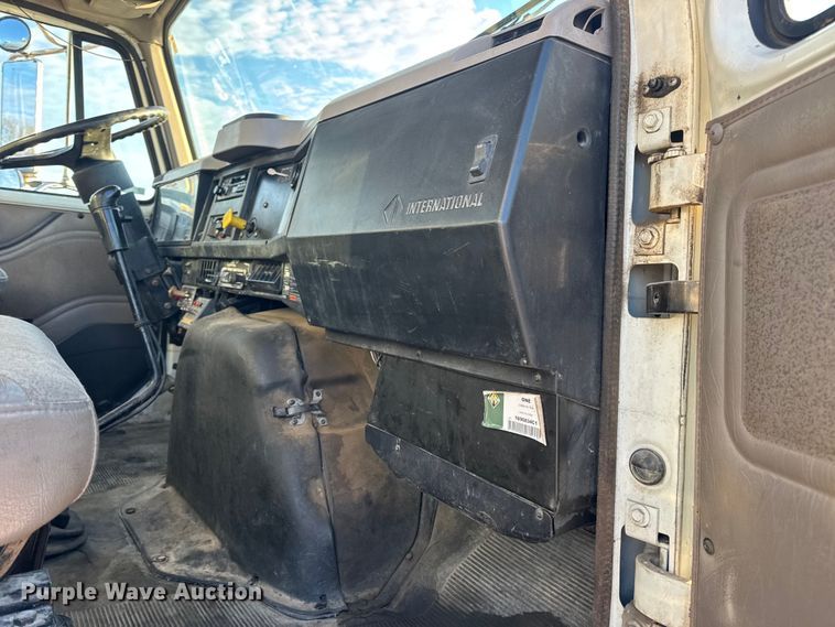 image for item EN0862 1998 International 4900 rollback truck